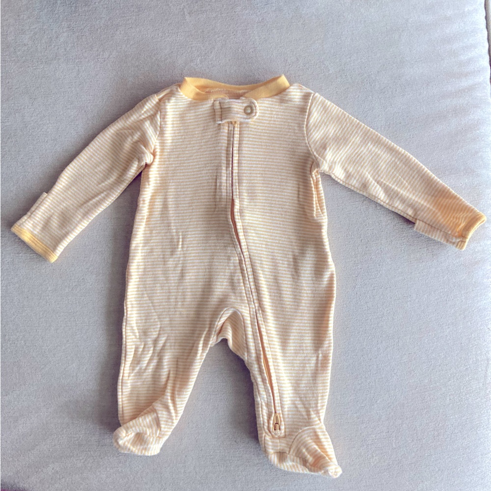 Carter’s Newborn footie. Yellow 💛 stripes. ✨Bundle 4+ footies for $4 each!